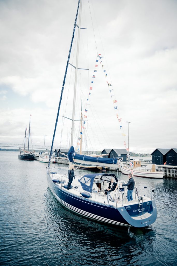 Segelboot im Hafen